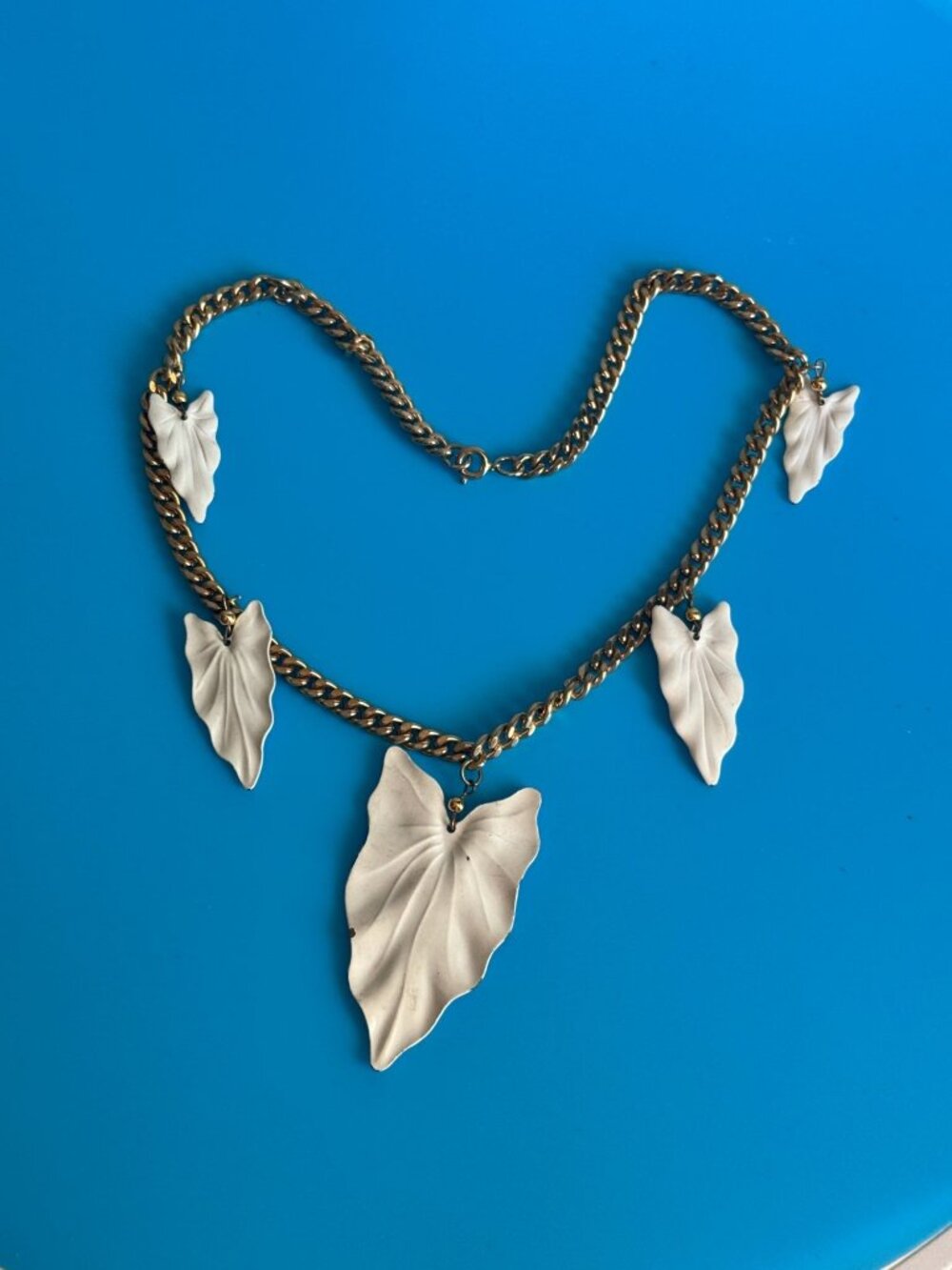Gold Tone Chain Necklace White Leaf Dangle Accents Metal Adjustable Vintage 14" - Picture 2 of 6